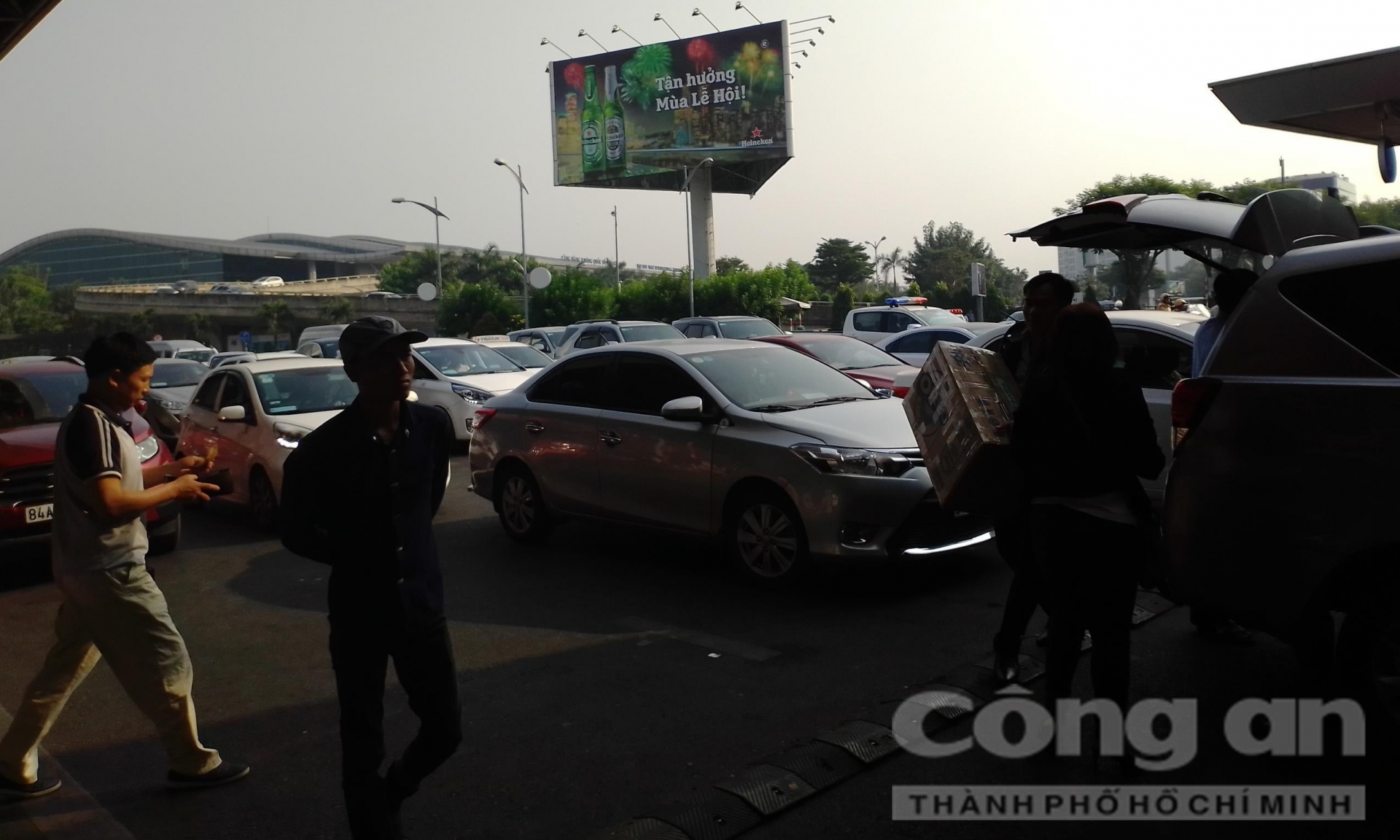 Người già, trẻ em mệt mỏi vạ vật ở sân bay Tân Sơn Nhất chờ được về quê đón Tết nguoi gia tre em met moi va vat o san bay tan son nhat cho duoc ve que don tet