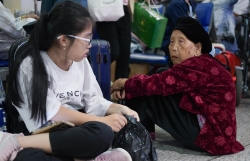 bi xu ly vi mang hanh ly qua can nang nu hanh khach lao vao can nhan vien hang khong