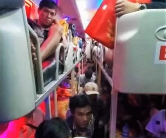 Xử phạt 70 triệu đồng xe khách 40 chỗ 'nhồi nhét' 82 người xu phat 70 trieu dong xe khach 40 cho nhoi nhet 82 nguoi