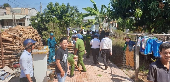 Chém thủng bụng công an rồi trốn về nhà mẹ cố thủ chem thung bung cong an roi tron ve nha me co thu