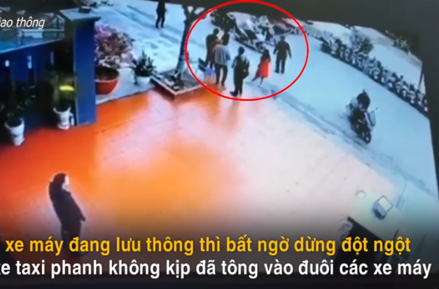 Video: 3 xe máy bất ngờ dừng giữa đường bị taxi húc văng video 3 xe may bat ngo dung giua duong bi taxi huc vang