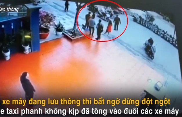 video xe con vuot au khien xe khach cho hang chuc nguoi dam vao dai phan cach
