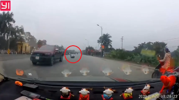 Video: Thót tim cảnh bồn nước từ xe bán tải rơi xuống lăn lóc dưới lòng đường video thot tim canh bon nuoc tu xe ban tai roi xuong lan loc duoi long duong