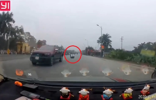 video xe con vuot au khien xe khach cho hang chuc nguoi dam vao dai phan cach