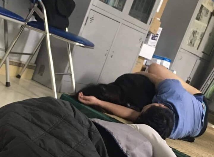 Nam bác sĩ bị tố ôm nữ sinh thực tập ngủ trong ca trực nam bac si bi to om nu sinh thuc tap ngu trong ca truc