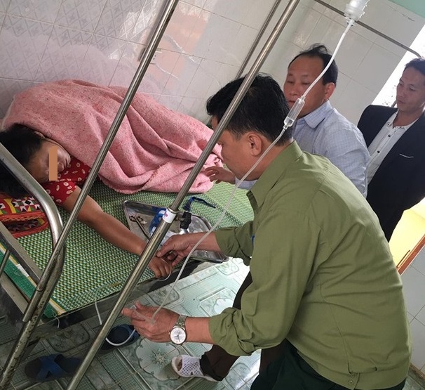 mau thuan gia dinh ngay giap tet mot phu nu an la ngon tu tu