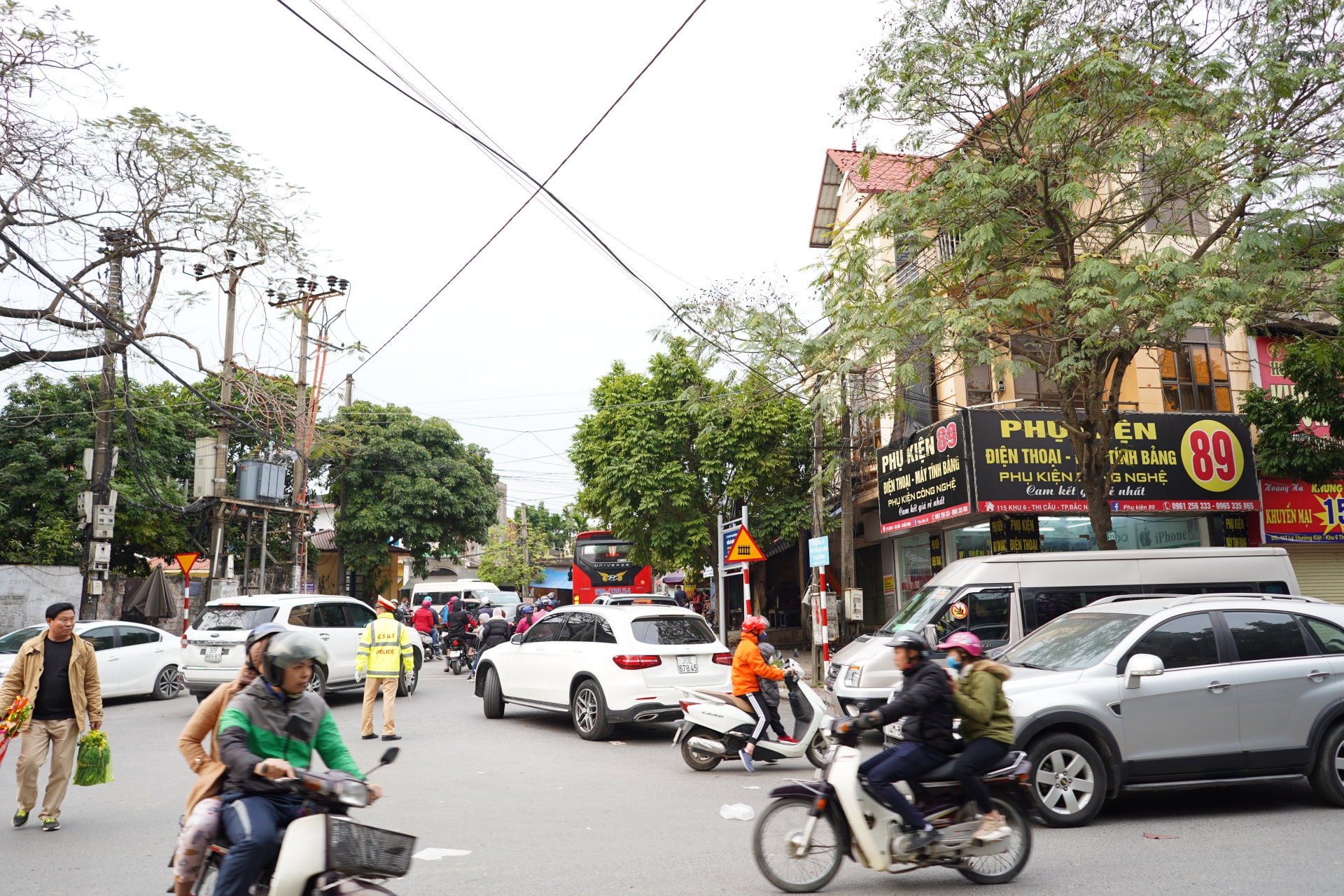 Biển người chen chân đổ về Đền Bà Chúa Kho "xin lộc" đầu năm bien nguoi chen chan do ve den ba chua kho xin loc dau nam