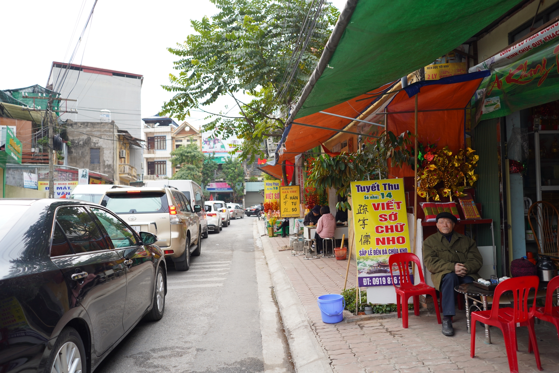 Biển người chen chân đổ về Đền Bà Chúa Kho "xin lộc" đầu năm bien nguoi chen chan do ve den ba chua kho xin loc dau nam