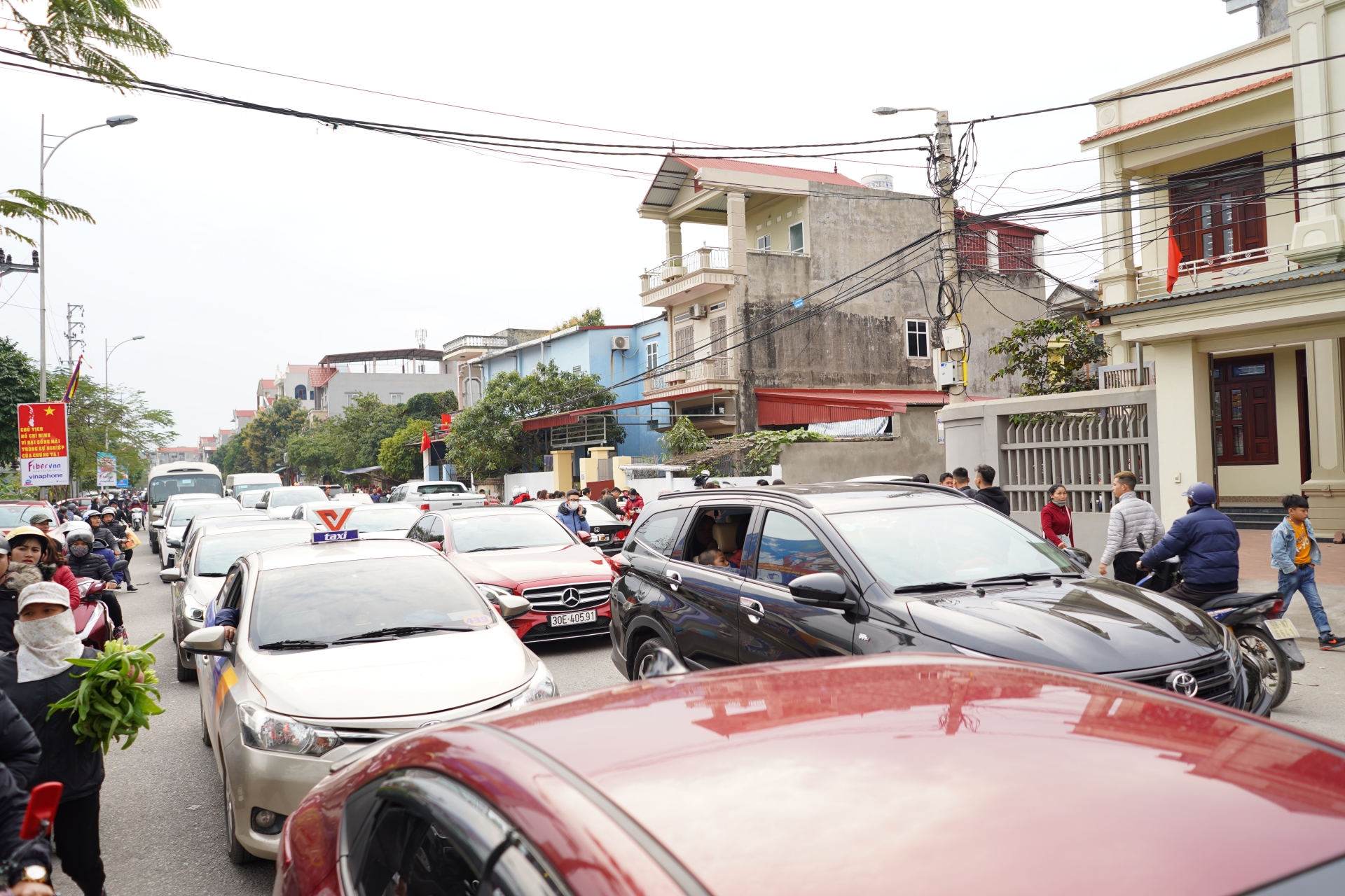 Biển người chen chân đổ về Đền Bà Chúa Kho "xin lộc" đầu năm bien nguoi chen chan do ve den ba chua kho xin loc dau nam