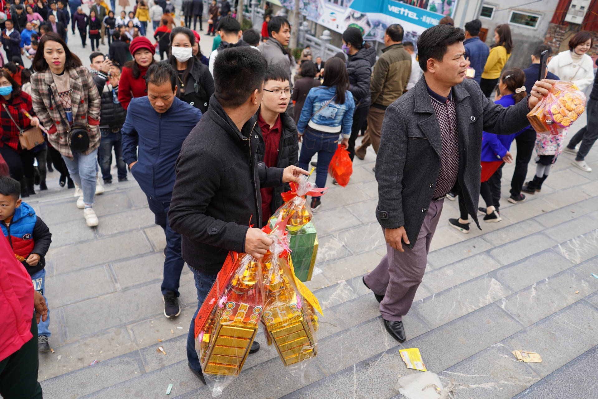 Biển người chen chân đổ về Đền Bà Chúa Kho "xin lộc" đầu năm bien nguoi chen chan do ve den ba chua kho xin loc dau nam
