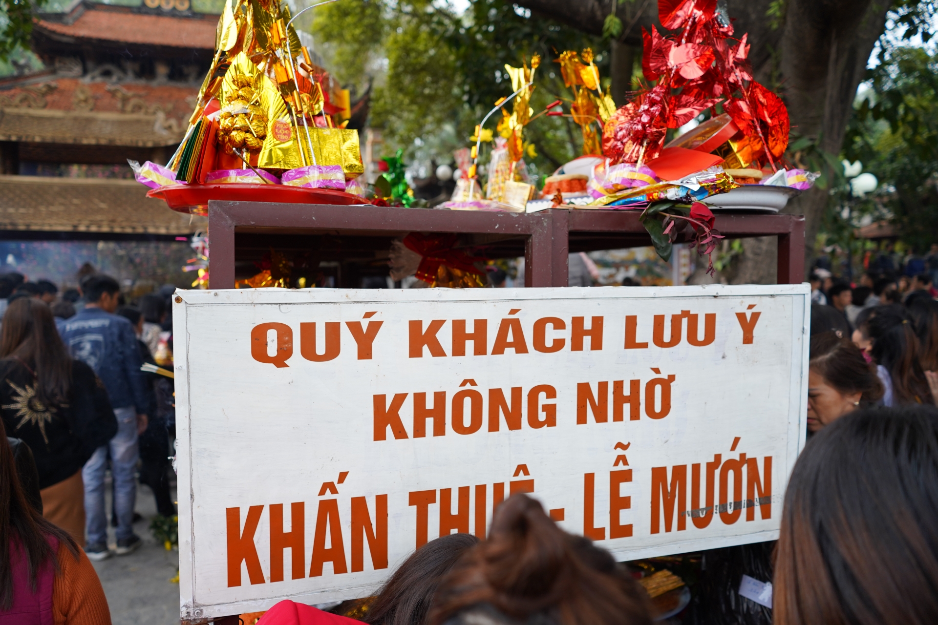 Biển người chen chân đổ về Đền Bà Chúa Kho "xin lộc" đầu năm bien nguoi chen chan do ve den ba chua kho xin loc dau nam
