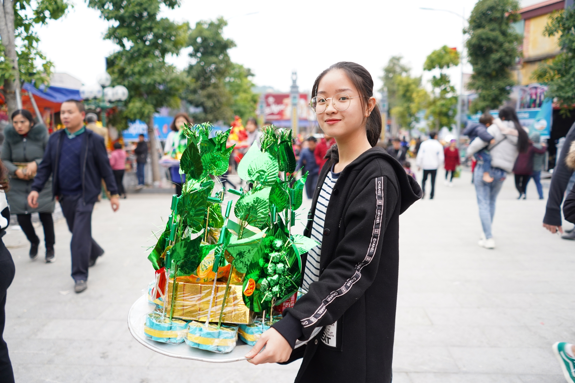 Biển người chen chân đổ về Đền Bà Chúa Kho "xin lộc" đầu năm bien nguoi chen chan do ve den ba chua kho xin loc dau nam
