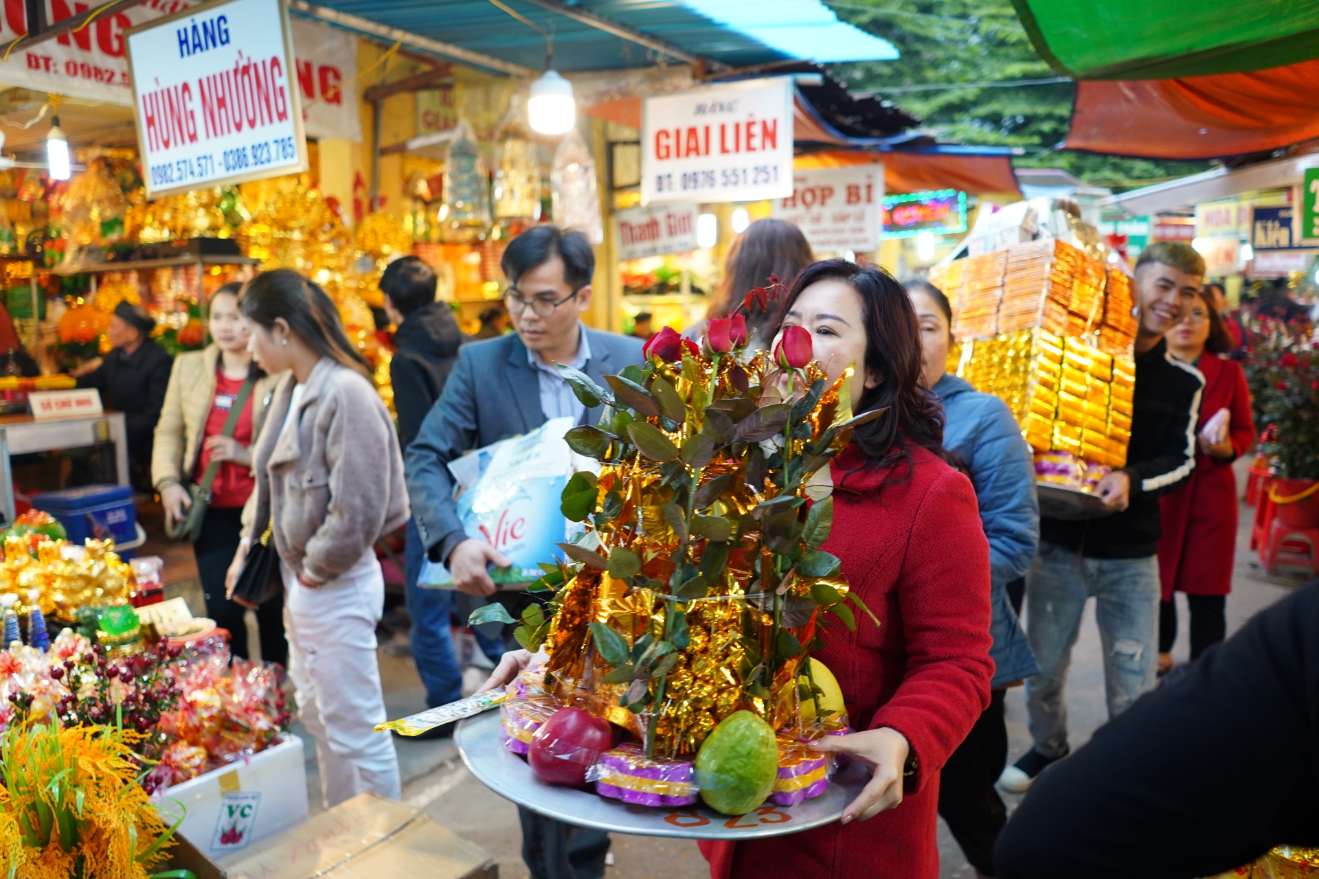 Biển người chen chân đổ về Đền Bà Chúa Kho "xin lộc" đầu năm bien nguoi chen chan do ve den ba chua kho xin loc dau nam