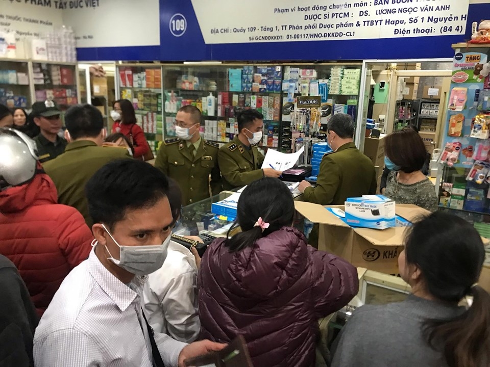 Xử phạt quầy thuốc bán khẩu trang không niêm yết giá giữa mùa dịch virus Corona xu phat quay thuoc ban khau trang khong niem yet gia giua mua dich virus corona
