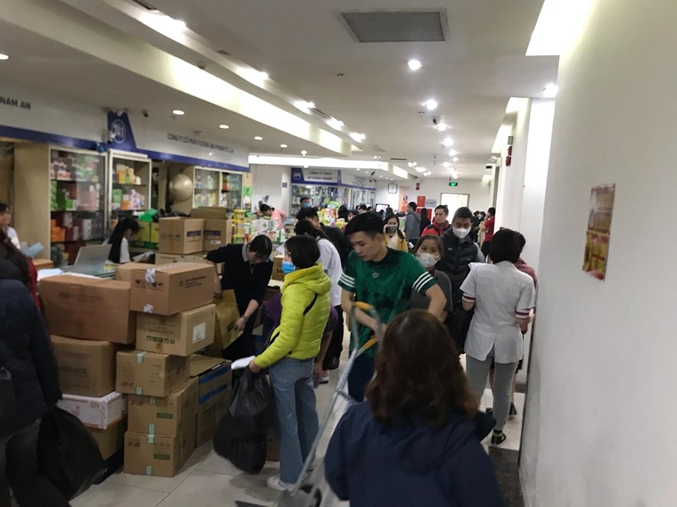 Xử phạt quầy thuốc bán khẩu trang không niêm yết giá giữa mùa dịch virus Corona xu phat quay thuoc ban khau trang khong niem yet gia giua mua dich virus corona