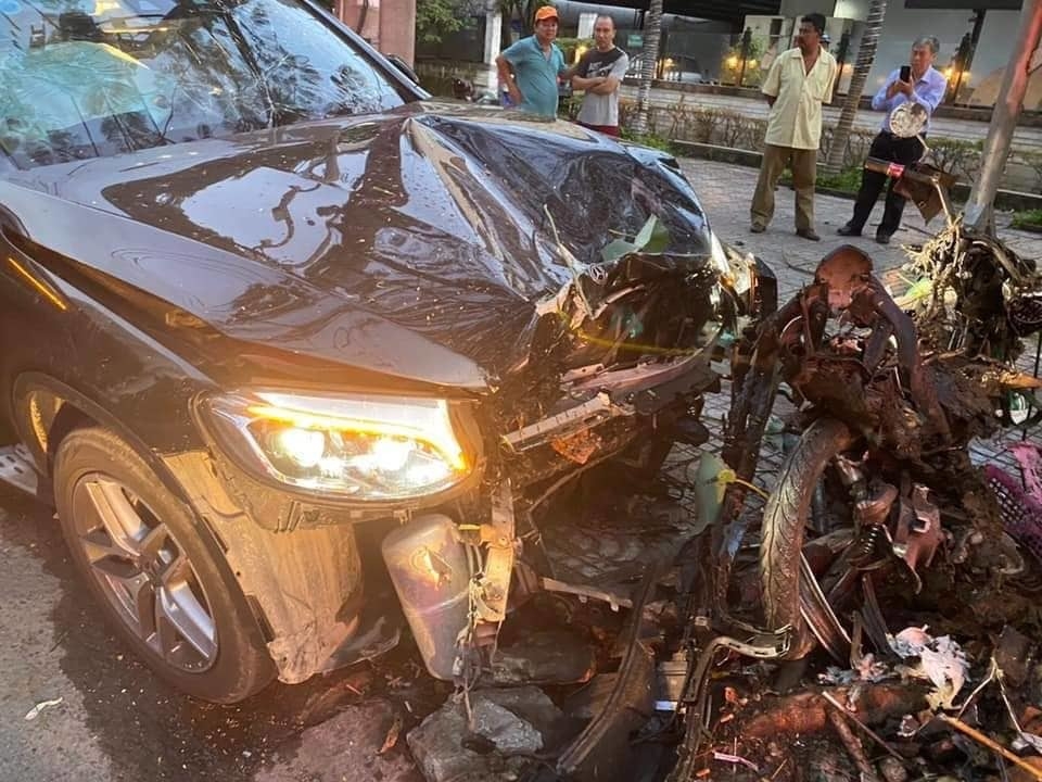 Tài xế Mercedes tông nữ tiếp viên hàng không bị thương nặng đã đầu thú tai xe mercedes tong nu tiep vien hang khong bi thuong nang da dau thu