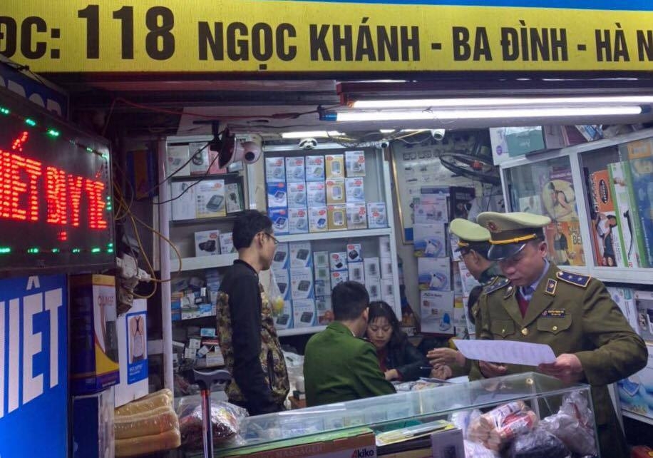 Công an Hà Nội công bố thêm danh sách 25 cửa hàng "chặt chém" giá khẩu trang cong an ha noi cong bo them danh sach 25 cua hang chat chem gia khau trang