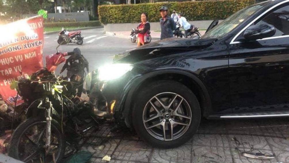 Tài xế Mercedes tông nữ tiếp viên hàng không trọng thương khai bị kẹt chân ga tai xe mercedes tong nu tiep vien hang khong trong thuong khai bi ket chan ga
