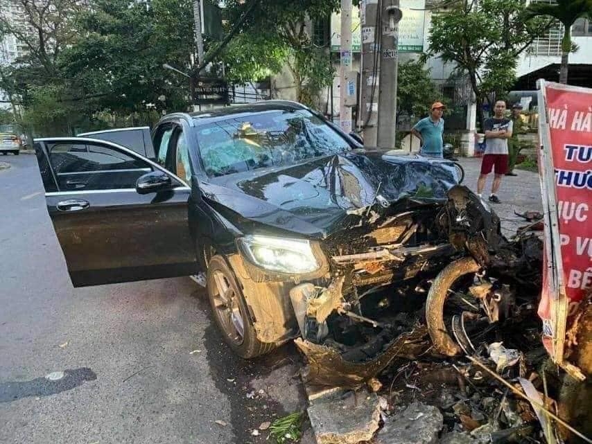 Trước khi tông nữ tiếp viên hàng không trọng thương, xe Mercedes chạy 95km/h truoc khi tong nu tiep vien hang khong trong thuong xe mercedes chay 95kmh