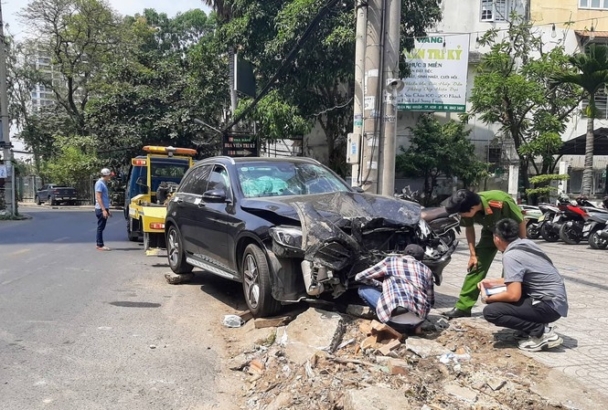 Thực nghiệm hiện trường xe Mercedes tông trọng thương nữ tiếp viên hàng không thuc nghiem hien truong xe mercedes tong trong thuong nu tiep vien hang khong
