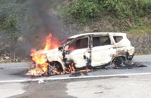 o to phat no roi boc chay du doi 2 nguoi tu vong