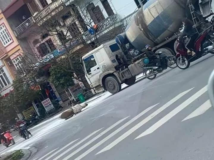 Va chạm với xe bồn chở bê tông, một phụ nữ bị cán tử vong va cham voi xe bon cho be tong mot phu nu bi can tu vong