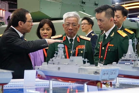 Đoàn đại biểu Bộ Quốc phòng Việt Nam tham dự Triển lãm Hàng không Singapore doan dai bieu bo quoc phong viet nam tham du trien lam hang khong singapore
