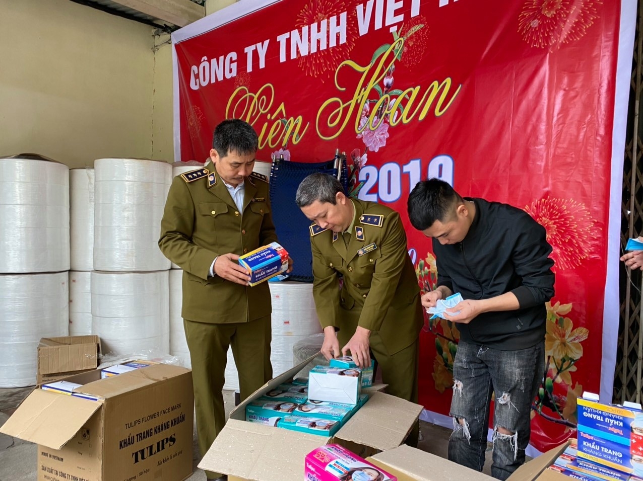 ha noi phat hien co so san xuat khau trang bang giay ve sinh