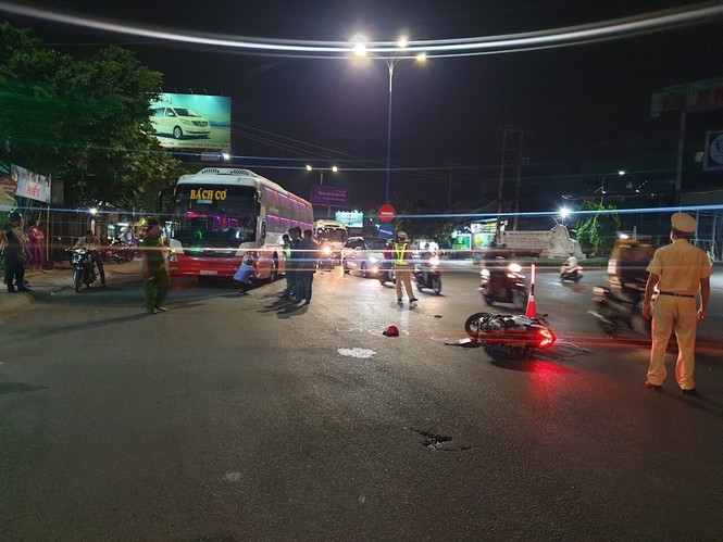 Va chạm với xe khách, bé trai 5 tuổi tử vong thương tâm va cham voi xe khach be trai 5 tuoi tu vong thuong tam