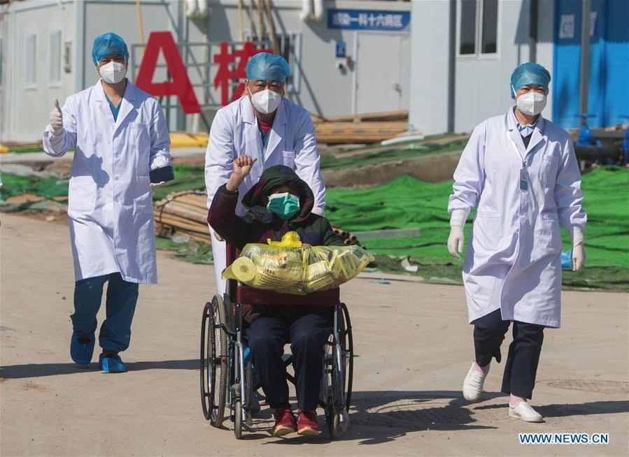 Cái ôm tạm biệt không chạm người của bác sĩ Lôi Thần Sơn và người đàn ông từng nhiễm Covid-19 cai om tam biet khong cham nguoi cua bac si loi than son va nguoi dan ong tung nhiem covid 19