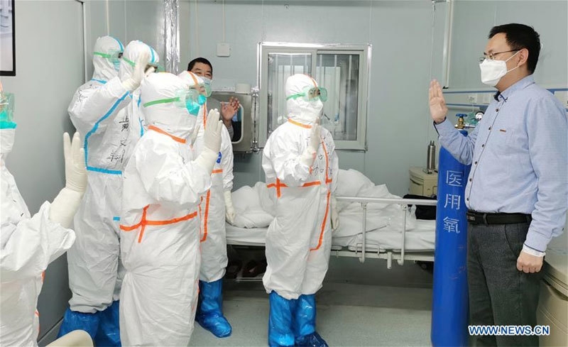 Cái ôm tạm biệt không chạm người của bác sĩ Lôi Thần Sơn và người đàn ông từng nhiễm Covid-19 cai om tam biet khong cham nguoi cua bac si loi than son va nguoi dan ong tung nhiem covid 19