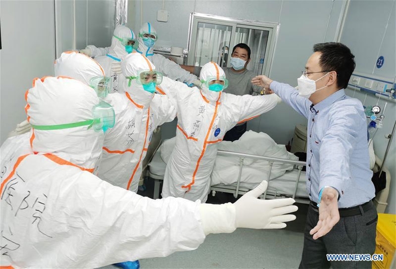 Cái ôm tạm biệt không chạm người của bác sĩ Lôi Thần Sơn và người đàn ông từng nhiễm Covid-19 cai om tam biet khong cham nguoi cua bac si loi than son va nguoi dan ong tung nhiem covid 19