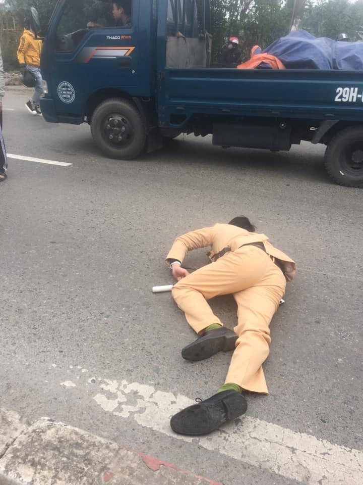 Hà Nội: Nam thanh niên chở bạn gái vượt đèn đỏ, tông thẳng vào CSGT ha noi nam thanh nien cho ban gai vuot den do tong thang vao csgt