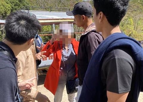 Bị nhắc nhở vì không chịu xếp hàng, người phụ nữ lao vào hành hung 2 nữ du khách Thái Lan bi nhac nho vi khong chiu xep hang nguoi phu nu lao vao hanh hung 2 nu du khach thai lan