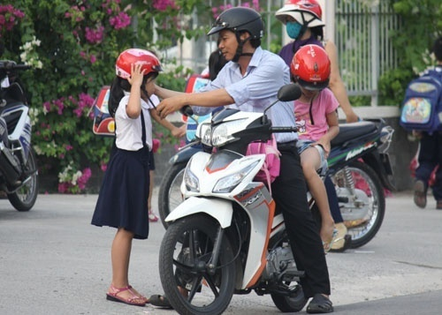Phạt 200 đến 300 ngàn đồng nếu không đội mũ bảo hiểm cho trẻ em phat 200 den 300 ngan dong neu khong doi mu bao hiem cho tre em