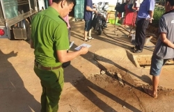 nguoi dan ong tum toc danh da man phu nu trong thang may khai gi