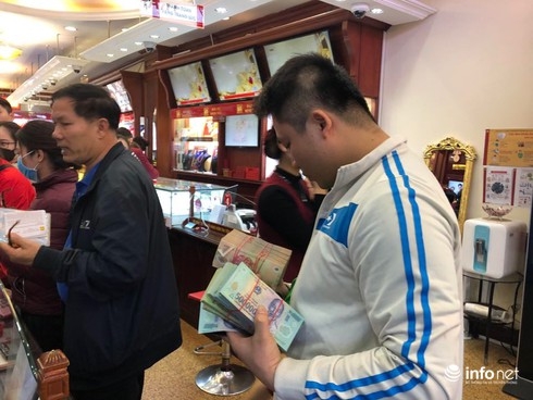 Đi từ Hưng Yên lên Hà Nội xếp hàng bán 9 cây vàng chốt lời di tu hung yen len ha noi xep hang ban 9 cay vang chot loi