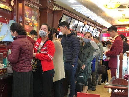 Đi từ Hưng Yên lên Hà Nội xếp hàng bán 9 cây vàng chốt lời di tu hung yen len ha noi xep hang ban 9 cay vang chot loi