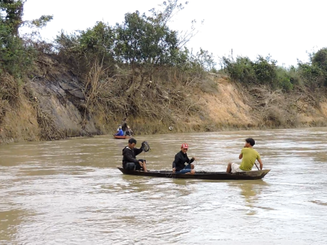 lat thuyen tren song vu gia 6 nguoi mat tich trong do co 2 tre em