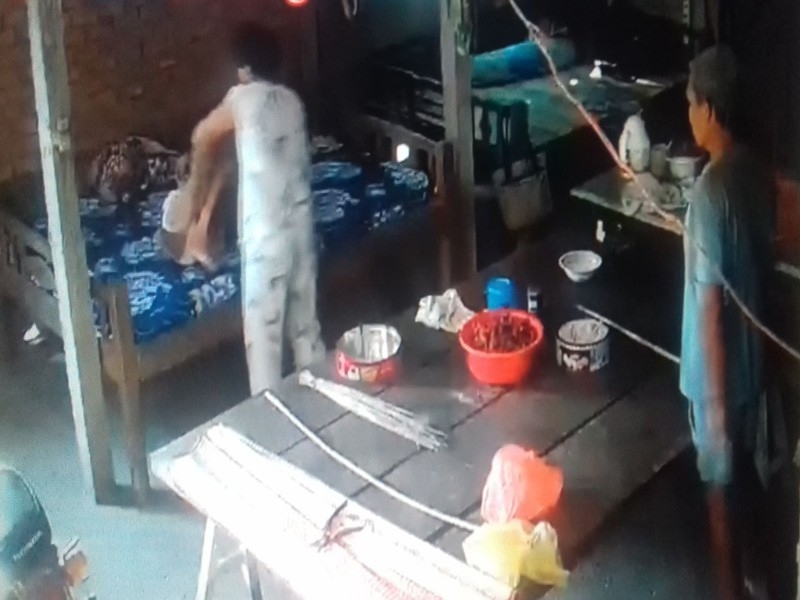 tam giu cap vo chong bao hanh me gia gan 90 tuoi o tien giang