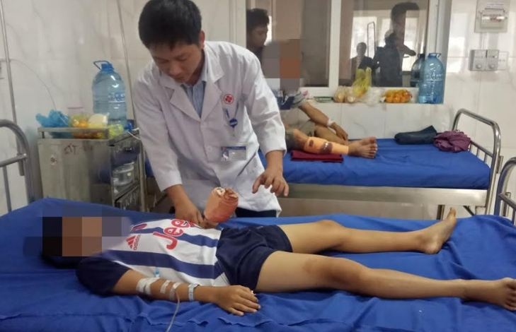 Bé trai 12 tuổi dập nát bàn tay vì sử dụng điện thoại khi đang sạc pin be trai 12 tuoi dap nat ban tay vi su dung dien thoai khi dang sac pin