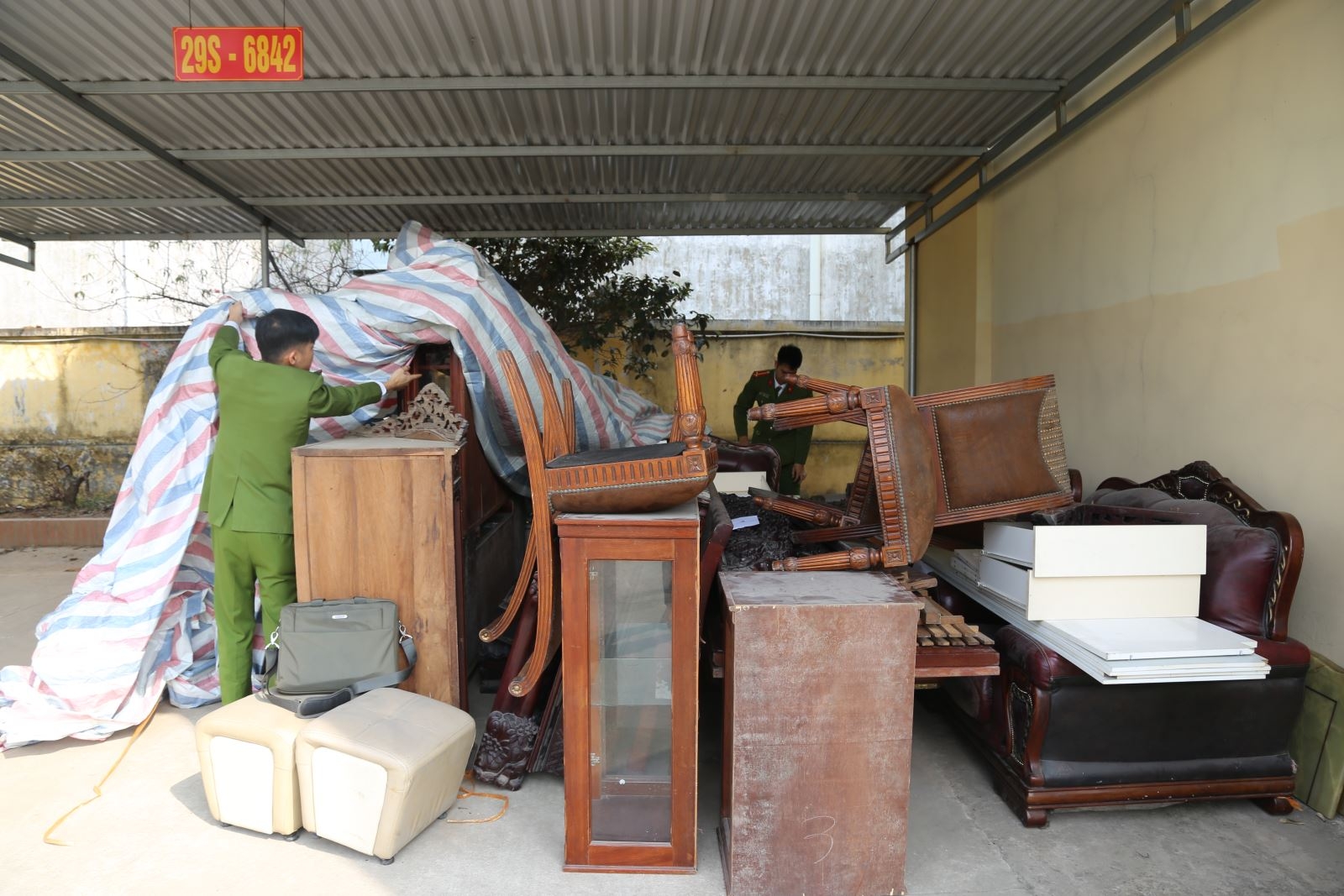 Tin pháp luật 24h nóng nhất hôm nay (1/3): Đánh ô tô trộm đồ nội thất biệt thự vắng chủ giữa ban ngày tin phap luat 24h nong nhat hom nay 13 danh o to trom do noi that biet thu vang chu giua ban ngay