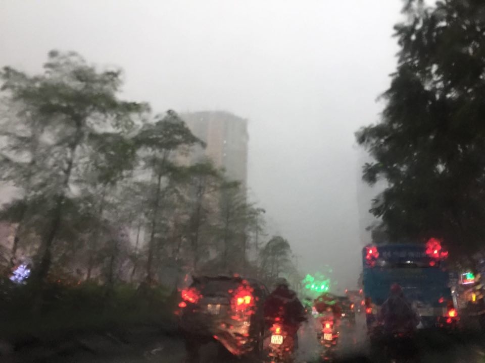 Bầu trời Hà Nội bỗng chuyển tối đen, mưa như trút nước bau troi ha noi bong chuyen toi den mua nhu trut nuoc