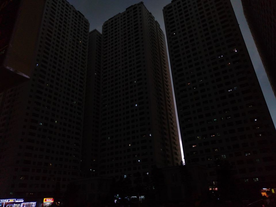Bầu trời Hà Nội bỗng chuyển tối đen, mưa như trút nước bau troi ha noi bong chuyen toi den mua nhu trut nuoc