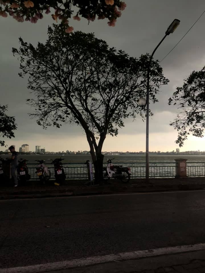 Bầu trời Hà Nội bỗng chuyển tối đen, mưa như trút nước bau troi ha noi bong chuyen toi den mua nhu trut nuoc