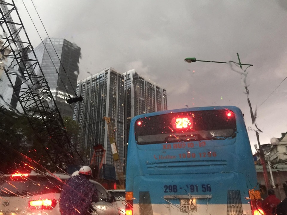 Bầu trời Hà Nội bỗng chuyển tối đen, mưa như trút nước bau troi ha noi bong chuyen toi den mua nhu trut nuoc