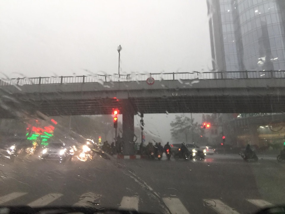 Bầu trời Hà Nội bỗng chuyển tối đen, mưa như trút nước bau troi ha noi bong chuyen toi den mua nhu trut nuoc