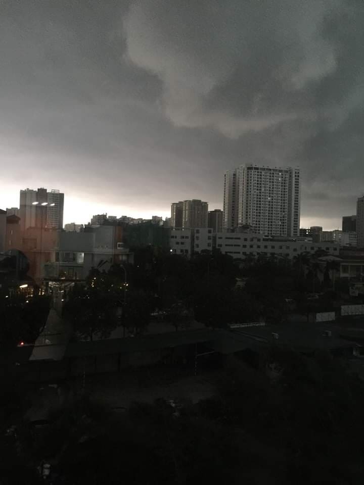 Bầu trời Hà Nội bỗng chuyển tối đen, mưa như trút nước bau troi ha noi bong chuyen toi den mua nhu trut nuoc