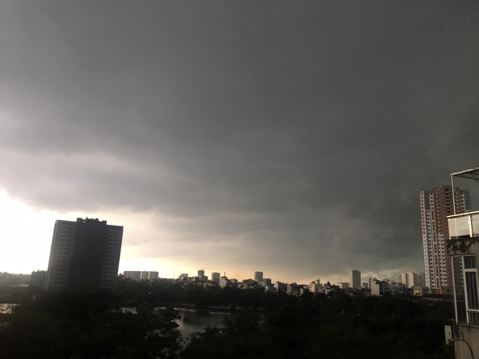 Bầu trời Hà Nội bỗng chuyển tối đen, mưa như trút nước bau troi ha noi bong chuyen toi den mua nhu trut nuoc