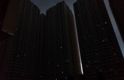 ha noi cay co thu bat goc do trong tran mua lon de bep rum o to